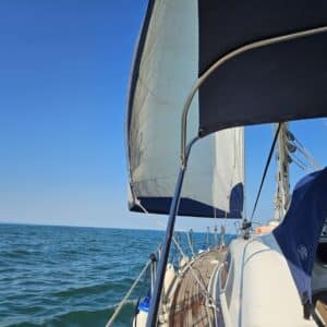 Поглед към платната и синьото море от палубата на яхта