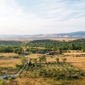Пейзаж с къща и планински хоризонт