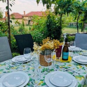 Масата е подредена за вечеря в градината