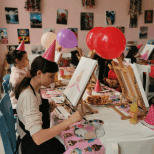 Момичета с парти шапки рисуват върху платна