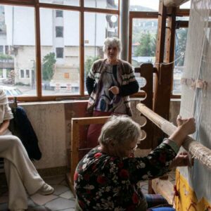 Местни майсторки в работилница тъкат традиционен чипровски килим