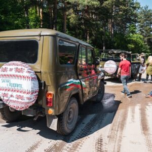 Сафари джипове спират край гора в Родопите